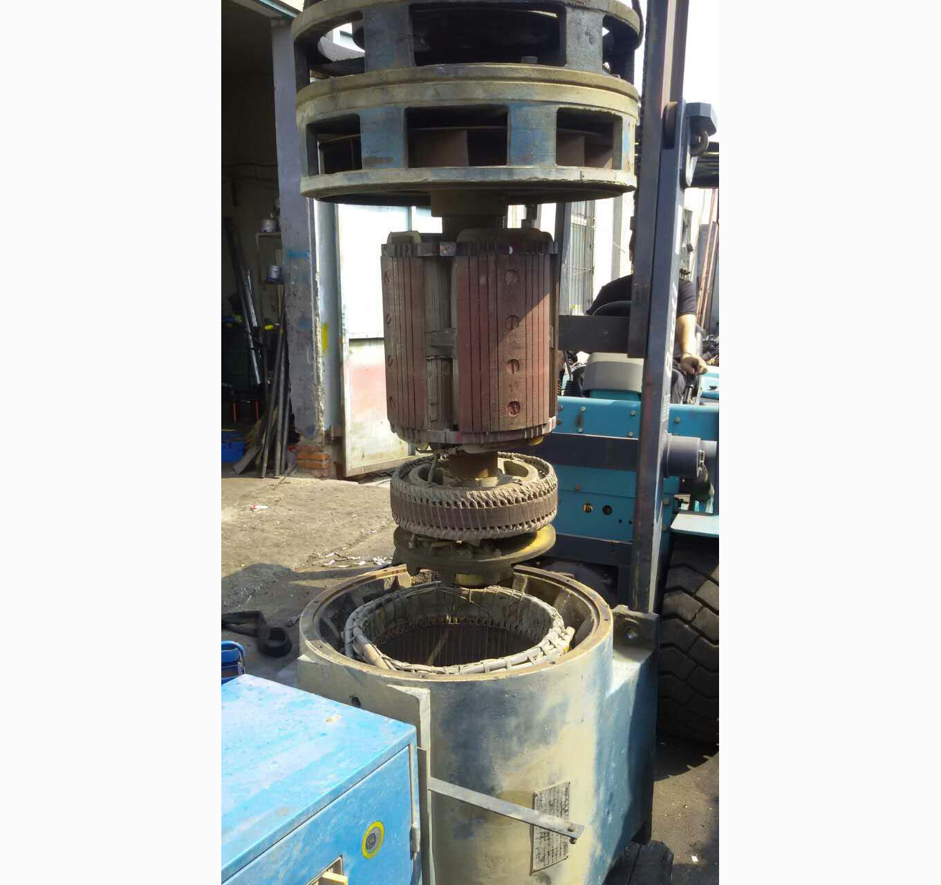 500KVA發(fā)電機(jī)修理中